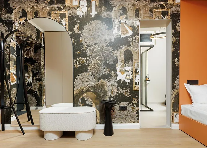 Old Town Capsule: 1-min To Piata Sfatului