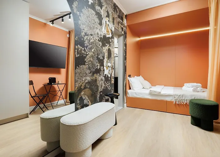 Old Town Capsule: 1-min To Piata Sfatului