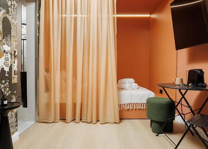 Old Town Capsule: 1-min To Piata Sfatului