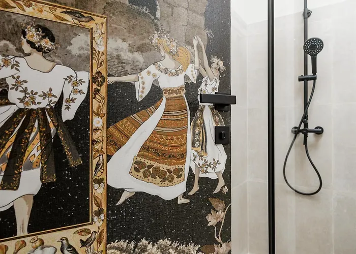 Old Town Capsule: 1-min To Piata Sfatului Apartment *