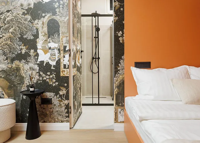 Old Town Capsule: 1-min To Piata Sfatului *