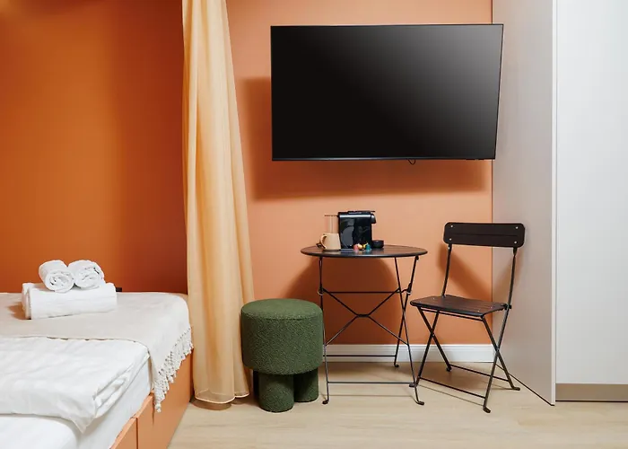 Old Town Capsule: 1-min To Piata Sfatului