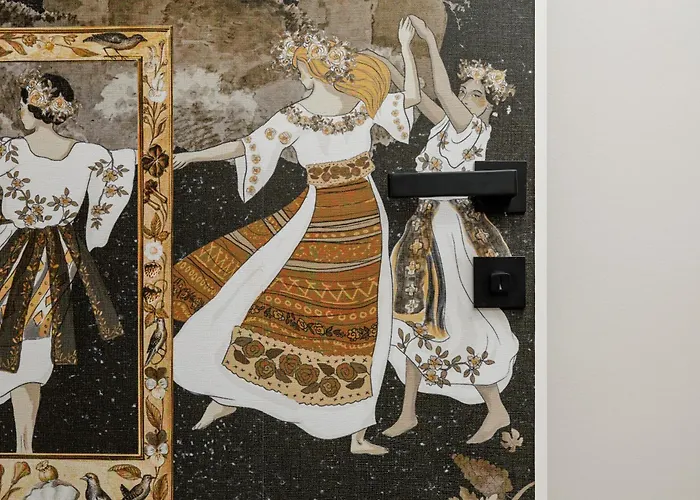 Old Town Capsule: 1-min To Piata Sfatului Apartment *